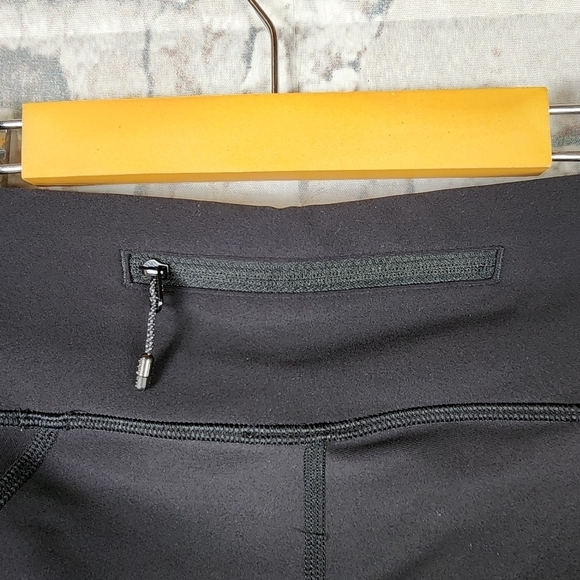 Lululemon Tight Stuff Crop Legging Black Refelctive Dots Size 6 - Picture 8 of 12
